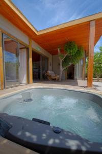 The swimming pool at or close to Cabañas La Luz
