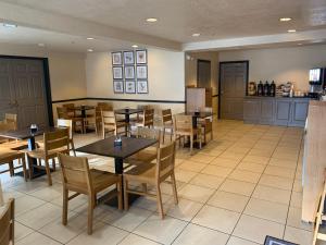 Un restaurant sau alt loc unde se poate mânca la Country Inn & Suites by Radisson, West Valley City, UT