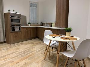 Appartement Cosy Jacuzzy Luxe Gare de Toulon tesisinde mutfak veya mini mutfak