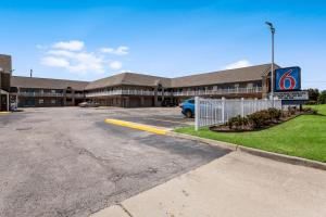 un aparcamiento vacío frente a un edificio en Motel 6-Portsmouth, VA, en Portsmouth