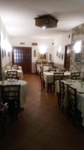 Settimo VittoneにあるIl Falco E La Volpeのテーブルと椅子(白いテーブルクロス付)が備わるレストラン