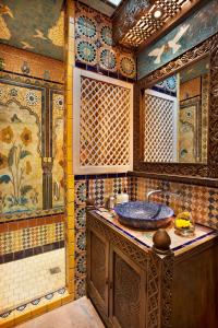 baño con lavabo y ducha con paredes de azulejos. en The Inn of Five Graces en Santa Fe