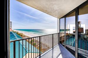 een balkon met uitzicht op het strand bij Aqua Vista Condominiums in Panama City Beach