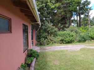 boczny widok na dom z ogródkiem w obiekcie Cassidini House w mieście Monteverde