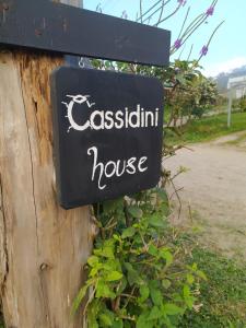 una señal en el costado de una casa en Cassidini House en Monteverde Costa Rica