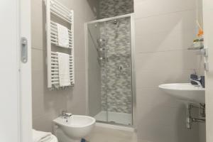 Un baño con ducha, inodoro y lavabo. en Acquaviva Apartments, en Nápoles