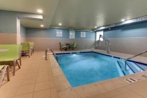 Bazén v ubytování Holiday Inn Express Pittston - Scranton Airport by IHG nebo v jeho okolí