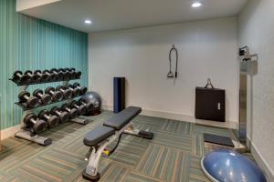 un gimnasio con pesas y pesas en una habitación en Holiday Inn Express Pittston - Scranton Airport, an IHG Hotel, en Pittston