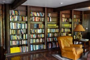 a library with book shelves filled with books at Guerneville Lodge in Guerneville +11 photos