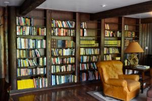a library with book shelves filled with books at Guerneville Lodge in Guerneville