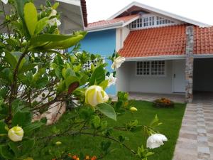 Blick auf ein Haus aus dem Garten in der Unterkunft Casa de praia in Guaratuba