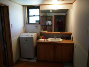 Vonios kambarys apgyvendinimo įstaigoje 古民家民宿 麻の宿
