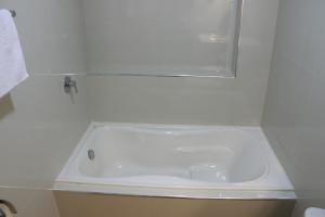 a white bath tub in a small bathroom at Hotel Camino Real in Chimbote