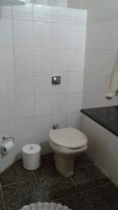 um pequeno banheiro com um vaso sanitário e uma pia em Casa temporada na praia em Ubatuba