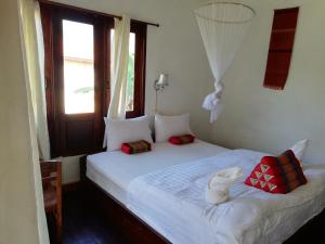 Ліжко або ліжка в номері Nam Ou River Lodge