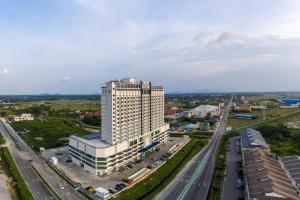 einen Blick über ein großes weißes Gebäude neben einer Autobahn in der Unterkunft H Elite Design Hotel in Kota Bharu