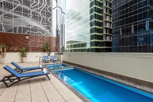 ein Sportschwimmbecken auf dem Dach eines Gebäudes in der Unterkunft iStay River City Brisbane in Brisbane