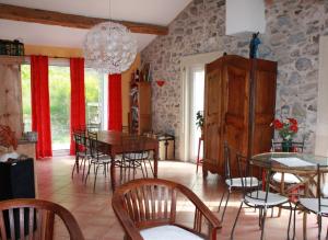 a dining room with a table and chairs at Domaine de "Creva-Tinas" in Pouzols-Minervois