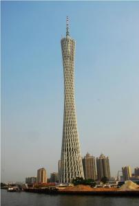ein großer Wolkenkratzer mitten in einer Stadt in der Unterkunft Guangzhou Victory Apartment in Guangzhou