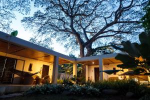 dom z drzewem na boku w obiekcie Munting Paraiso w mieście Puerto Princesa