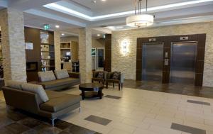 Ο χώρος του λόμπι ή της ρεσεψιόν στο Holiday Inn Express & Suites Oshawa Downtown - Toronto Area, an IHG Hotel