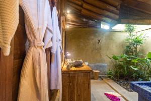 Koupelna v ubytování Villa Be Bali Hut Farm Stay + 37 fotografií