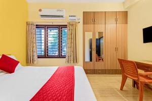 Ein Bett oder Betten in einem Zimmer der Unterkunft Sreedevi Residency