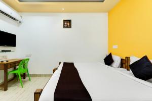 Ein Bett oder Betten in einem Zimmer der Unterkunft Sreedevi Residency