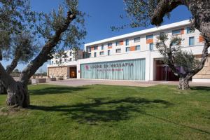 ein Gebäude mit einem Baum davor in der Unterkunft Best Western Plus Leone di Messapia Hotel & Conference in Lecce