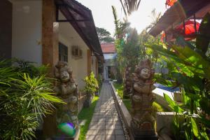 Bali Komang Guest House Sanur外面的花园