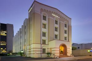 un gran edificio blanco con entrada en Holiday Inn Express San Antonio North Riverwalk Area, an IHG Hotel, en San Antonio
