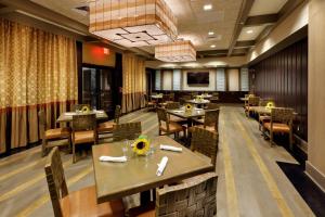 une salle à manger avec des tables et des chaises dans un restaurant dans l'établissement Hotel Indigo East End, an IHG Hotel, à Riverhead