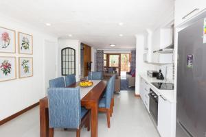 - une cuisine et une salle à manger avec une table et des chaises dans l'établissement Kruger Park Lodge Unit No. 610A, à Hazyview