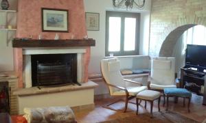 A seating area at La confluenza casa vacanze