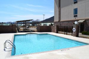 uma grande piscina em frente a um edifício em Holiday Inn Express and Suites Heber Springs, an IHG Hotel em Heber Springs