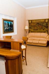 sala de estar con sofá y mesa en Bogemia Private Residence, en Saratov