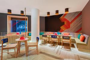 Area tempat duduk di Ginger Pune Wakad