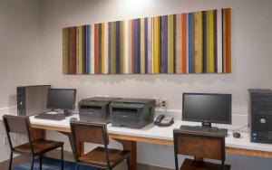 Televisyen dan/atau pusat hiburan di Holiday Inn Express & Suites Orem-North Provo