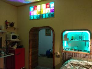 AskutにあるМузей-усадьба семьи Голованьのベッドルーム1室(ベッド1台、ステンドグラスの窓付)