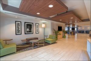 um lobby de um hospital com cadeiras e mesas em Holiday Inn Express Radcliff Fort Knox, an IHG Hotel em Radcliff