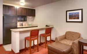 Dapur atau dapur kecil di Holiday Inn Express & Suites Orem-North Provo