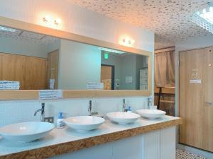 baño con 3 lavabos y espejo grande en Good Diner Inn Copain, en Tokio