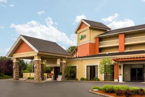 uma representação de um edifício de hotel com estacionamento em Holiday Inn Express Roseburg, an IHG Hotel em Roseburg