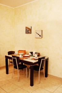 comedor con mesa y sillas en Le Sorelle, en Lecce