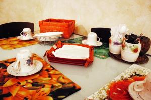 una mesa con platos y platos en Le Sorelle, en Lecce