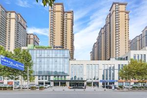 石家荘市にあるHoliday Inn Express Shijiazhuang Heping by IHGの高層ビルが立ち並ぶ都市にある建物