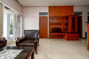 a living room with a chair and a desk at OYO 1843 Cahya Nirwana in Purwokerto