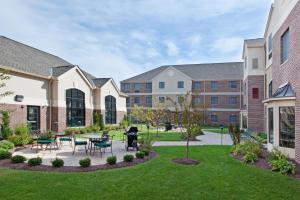 Vườn quanh Staybridge Suites Akron-Stow-Cuyahoga Falls, an IHG Hotel