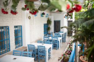 una fila de sillas y mesas azules en un restaurante en Adana City Boutique Hotel, en Adana