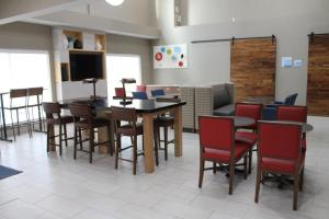 Holiday Inn Express & Suites - Tulare by IHG的电视和/或娱乐中心